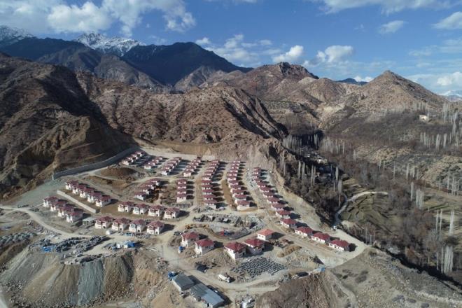 NEBAT TARIM TOPRAI TAINDI    Yeni yerleim alannda kaytl mezarlar ve meyve aalarnn nakledilmesinin ardndan verimli nebati tarm topraklar da tand.