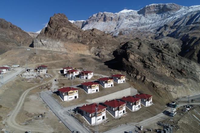 lenin yeni yerleim yerine tanmas almalar kapsamnda Yanstclar mevkisinde 24 milyon metrekp kaz ve 11 milyon metrekp dolgu ile 153 hektar alan elde edildi.