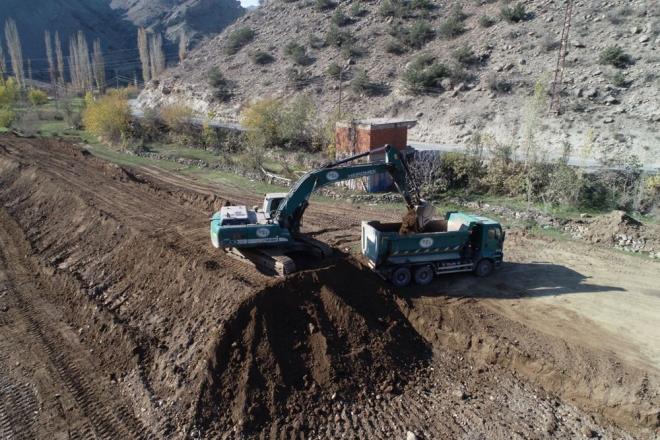 KAMU BNALARI TAMAMLANDI  <br>   ayr blgede, 10 etap halinde srdrlen yeni yerleim yerindeki alt yap almalar ile hkmet kona, emniyet, jandarma, adliye, ilk ve ortaokul, lise, mftlk, retmenevi gibi kamu binalar tamamland.