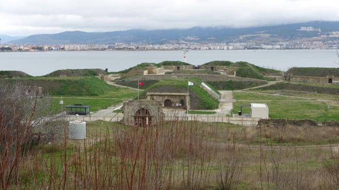 Cumhuriyet dneminde 1960 ylna kadar askeri amala kullanlan Namazgah Tabyas'n Palazbaba Tepesi ynnde evreleyen duvarnn tabya ile ilikisi yol nedeniyle kesilmiti.