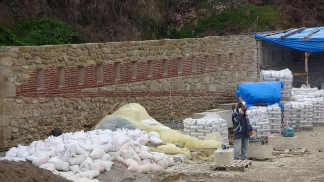 Mazgal pencereli blmn ykseklii yaklak 70 santimetre. nc blm mazgal pencerelerin zerinde ykselen yaklak 80 santimetre yksekliinde birinci blmde olduu gibi moloz tala ina edilmi olan nc blm ile duvar sonlanmakta.