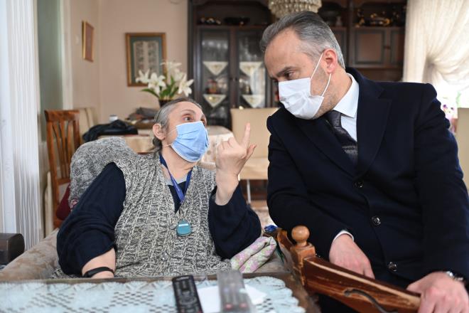 Bursa Bykehir Belediyesi?nin dnyada bir ilk olan 'Gnl Ba' projesiyle, yalnz yaayan ve temel yaam fonksiyonlar anlk takip edilen hastalar artk kendilerini daha gvende hissediyor.