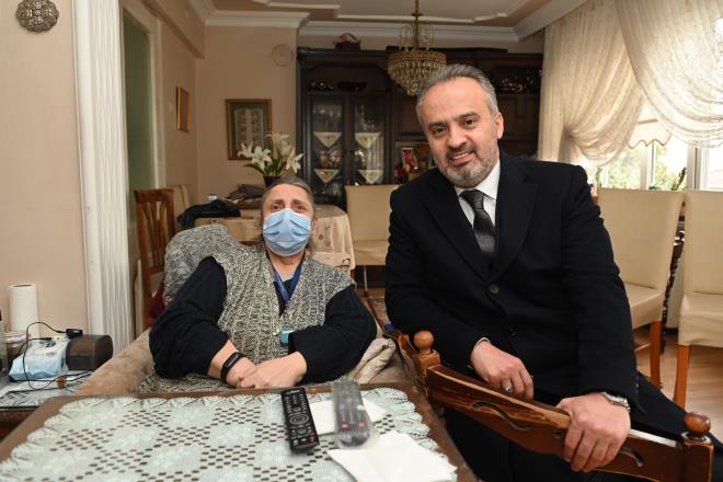 Bykehir Belediyesi?nin BEBKA'nn Sosyal Gelimeyi Destekleme Program'ndan (SOGEP) hibe alan Gnl Ba projesi, yalnz yaayan yal ve hasta vatandalar adeta hayata balyor. Tmyle yerli yazlmlarn kullanld, donanmsal entegrasyonlar ile dnyada ilk olan proje sayesinde ciddi salk sorunu yaayan yal vatandalar, numara evirme derdi olmadan, sadece butona basarak salk birimine balanabiliyor. Evlere kurulan akll paneller, gvenlik sensrleri, nabz ler bileklikler ve kablosuz acil durum butonu ile hasta ve yallar, 7/24 takip altna alnyor. Panel zerindeki yeil butona basan kullanclar, numara evirmeden, santralde kuyruk beklemeden, dorudan Evde Bakm Merkezi?ne ulaarak ihtiyalarn dile getirebiliyor. Zehirlenme, krk, nefes zorluu ekme, iddetli yaralanma ve benzer acil durumlarda ise krmz butona baslmas halinde adrese dorudan ambulans ynlendiriliyor. zellikle yalnz yaayan yal vatandalarn salk durumlar, anlk takip ediliyor. Yal hastalarn anlk takibi iin 'gelitirilen akll bileklik ile' 6 dakikada bir nabz lm yaplp, belirlenen deerler evde bakm merkezine aktarlyor. Her hastaya zel belirlenen yksek veya dk nabz deerleri saptandnda, sistem alarm veriyor ve salk ekibi devreye gidiyor. Bunun yannda; akll panel zerindeki yangn ve karbonmonoksit sensrleri ile muhtemel yangn veya soba zehirlenmelerinde, ev ierisinde alan alarm ile hastalar uyarlarak merkeze sinyal gnderiliyor.