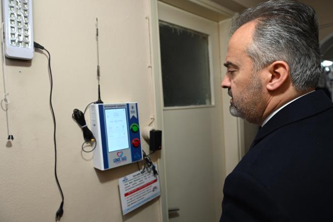 'Kendimi gvende hissediyorum'<br>  Bursa'da yalnz yaayan 65 yandaki Sreyya Beleda, 'geirdii salk sorunlarnn ardndan' yataa baml srdrd hayatnda, Bykehir Belediyesi?nin Evde Bakm Hizmetleri'yle adeta yeni bir sayfa at. Bykehir Belediyesi?nden 3 yldr fizyoterapi, fizik tedavi ve akupunktur hizmeti alarak yeniden ayaa kalkmay baaran Beleda, 'Gnl Ba' projesini aktif olarak kullanyor. Bir taraftan hastalklarla mcadele ederken, dier taraftan yalnz yaamann verdii tedirginlikle her gece korku ierisinde yataa gittiini belirten Beleda, 'Ama 'u proje ile artk kendimi gvende hissediyorum. nk biliyorum ki bana bir ey olursa, dmeye bastmda Bykehir Belediyesi'nin salk ekipleri hemen gelecek. Bu projeyi anlattmda, arkadalarm bana gpta ile batyor. Bildiim kadaryla byle kapsaml proje baka yerde yok. Bu hizmetler iin Bykehir Belediyesi'ne ok teekkr ediyorum. Yalnz yaayan, bakma ihtiyac olan benim gibi belirli ya zerindeki herkesin bu hizmetlerden faydalanmasn isterim. nk kendilerini ok gvende hissedecekler. Bana herhangi bir ey geldii zaman bilecek ki biri ona yetiecek. Yani benim gibi ban yasta rahat ekilde koyacak' dedi.