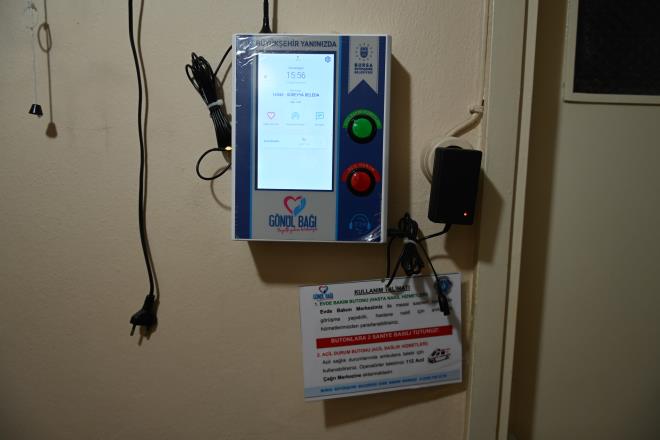 'Hayatlara dokunuyoruz'<br>  Bursa Bykehir Belediye Bakan Alinur Akta, hem evde bakm hizmetlerinden yararlanan hem de Gnl Ba uygulamasn kullanan Sreyya Beleda'y evinde ziyaret etti. Sistemin nasl altn ve evde salk hizmetlerinden duyduu memnuniyeti bizzat Beleda'dan dinleyen Bakan Akta, sosyal belediyeciliin son yllarda Trkiye'de ok gelitiini, Bursa'da da rnek uygulamalar hayata geirdiklerini syledi. Bursa'nn 17 ilesinde 8 bin 500'e yakn yal ve hastann evde bakm hizmetlerinden yararlandn dile getiren Bakan Akta, halen 200? akn yal ve hastann da Gnl Ba projesine dahil olduunu hatrlatt. Verdikleri hizmetlerle alakal memnuniyeti bizzat hastalardan duymann keyif verici olduunu ifade eden Bakan Akta, 'Akas bu, alma azmimizi daha da arttryor. Hayatlara dokunabilir olmak, bizim iin gerekten ok kymetli ve deerli. Hem Sreyya hanma hem de hastalklarla mcadele eden tm vatandalarmza acil ifalar dilerim. Devletimiz gl, belediyemiz gerekten gl. Hayatlara dokunmaya, insanlarn dertlerine derman olmaya devam edeceiz' eklinde konutu.