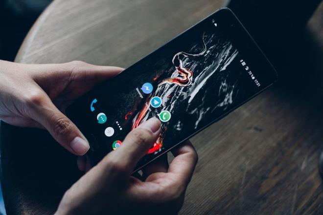 Sosyal medya platform Instagram uzun sredir kullanclarn talep ettii bir gelitirmeyi gndemine almt.    imdiye kadar story (hikayeler) sekmesinden link paylaabilmek iin 10 binden fazla takipiye sahip olmak gerekiyordu.     Artk bu kural deiti. Hikayelerde sticker arasna gelen zellikle link eklemek mmkn. Ancak bu zellik halen snrl sayda kullancya alm durumda. Instagram'n ksa sre ierisinde bu zellii daha fazla kullancya amas bekleniyor.