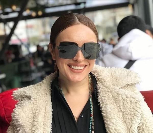 "Oynamaktan en keyif aldm karakter Safiye. Bylesine baarl bir senaryo, ynetmen ve ekiple denk gelebilecekken, bize karakteri daha da hissettirebilecekse bunu sahnede yapmalym hissi verdi. yi ki de byle oldu ve ben sahnede kendi salarm kestim. Bu sezonun ak ara en iyi blm olduunu, Safiye'yi daha iyi anlayacamz blmlerin geleceini dnyorum."