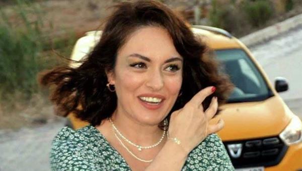 Salarn kestirmediini dnen takipilerine seslenen oyuncu, "akacktan yaptm sandysanz zlrm! aka sevmem" dedi.