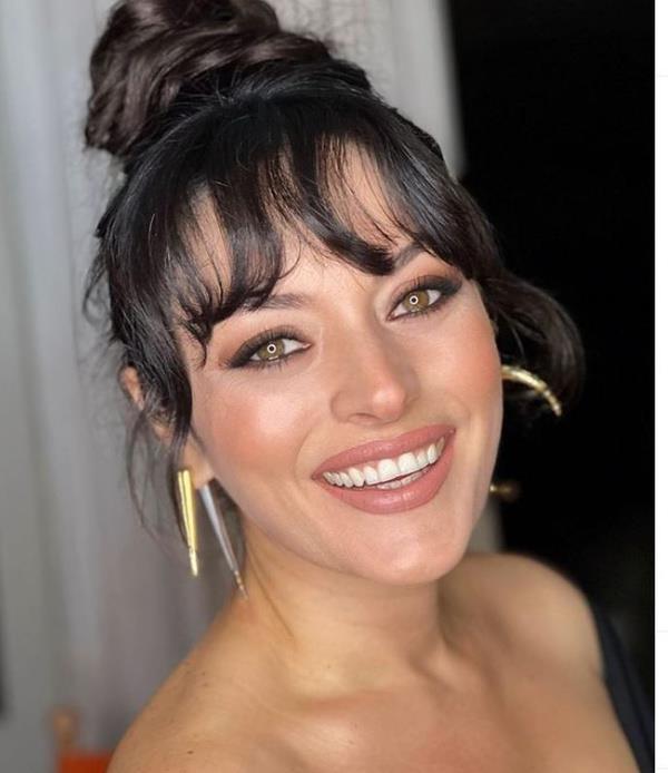 Ezgi Mola, gelen yorumlarn ardndan kendini tiye almay da ihmal etmedi. Yeni imaj 25 yl nceki haline benzetilen Mola, yllar nceki bir fotorafn paylamay ihmal etmedi.