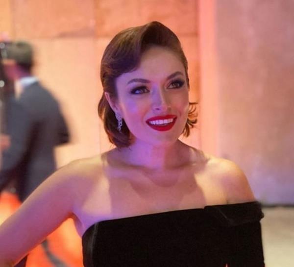 Senaryoyu okuyan Mola'nn sahnede peruk kullanmay tercih etmeyerek kendi salarn kesiyor.