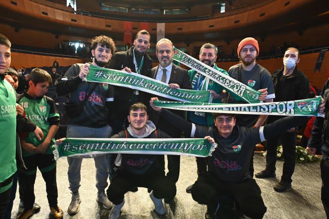 Hedef 25 bin aktif sporcu&#8232;<br>Bursa Amatr Spor Kulpleri Federasyonu Bakan Osman Kl, Bursa'nn amatr sporlar iin nemli bir ehir olduunu syledi. Pandemi dneminde byk skntlar yaadklarn anlatan Osman Kl, pandemi ncesinde Bursa'nn Trkiye'de oynanan futbol msabakalarnn iki katna ev sahiplii yaptn belirtti. Bursa'nn bu adan ciddi destee ihtiya duyduunu ifade eden Kl, 'Bursa'da yaklak 1100 antrenr, 400 hakem, 240 tane spor kulb, 5000 tane ynetici, 20 bin lisansl sporcu aktif olarak bulunuyor. Tesis ihtiyalarmz belediyelerimizin ve Bakanlmzn destekleriyle kapatyoruz. 15 sene nce 5-6 sahada futbolun oynandn Bursa?da, bugn 52 tane sahana futbol oynatlyor. Bursa olarak bizler ok anslyz. Bursa Bykehir Belediye Bakan Alinur Akta, her konuda yanmzda oluyor. Genlik ve Spor Bakan Dr. Mehmet Muharrem Kasapolu zaten srekli bizleri destekliyor. Hedefimiz, seneye aktif sporcu saysn 25 bine, msabaka saysn ise 10 bine karmak. Bizlere bu imkanlar salayan herkese teekkr ediyorum' dedi.&#8232;&#8232;