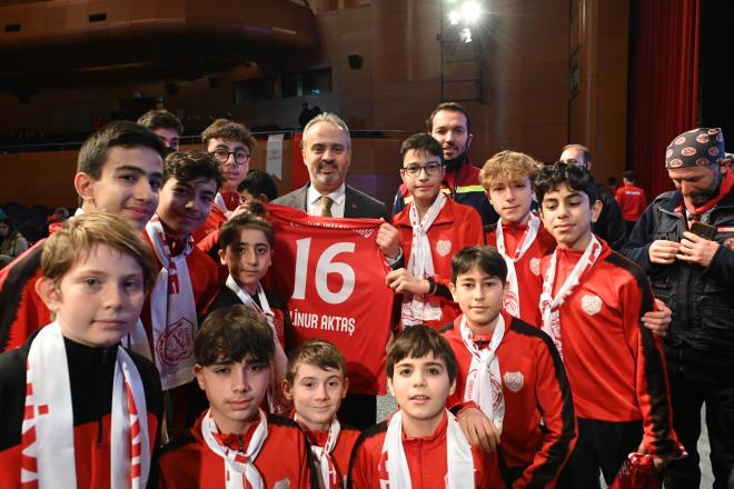 Atatrk Kongre Kltr Merkezi?ndeki amatr spor kulplerine yardm trenine, Bykehir Belediye Bakan Alinur Akta'n yan sra Genlik ve Spor Bakan Dr. Mehmet Muharrem Kasapolu, Bursa Valisi Yakup Canbolat, Bursa milletvekilleri, AK Parti l Bakan Davut Grkan, ile belediye bakanlar, Olimpiyat derecesi bulunan milli sporcu Hatice Kbra lgn, amatr spor kulplerinin ynetici ve sporcular katld.