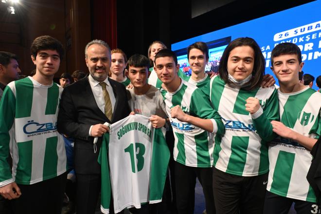 Bykehir amatrn yannda&#8232;Trende konuan Bykehir <br>Belediye Bakan Alinur Akta, yardm paralarnn pazartesi gn kulplerin hesaplarnda olacan aklad. Futbol gibi ok popler olmayan spor branlarndaki kulplere daha fazla maddi destek saladklarn syleyen Bakan Alinur Akta, basketbol, voleybol, hentbol, masa tenisi, karate gibi dier branlarn da gelimesi iin her zaman kulplerin yannda olduklarn ifade etti. Bursa?nn sporda da ezberleri bozan bir ehir olduunu dile getiren Bakan Akta, '2018 ylnda amatr kulplerimize 1 milyon 100 bin TL nakdi yardm yapmtk. 2018-2019 ve 2019-2020'de de lige katlm cretlerini karlamtk. Bursa'daki spor kulplerine 2021 ylnda 1434 adet ara tahsis ettik. Bykehir Belediyesi'nin futbol sahalarnda 1 ylda ortalama 4000 resmi msabaka oynanyor. Yine 15 bin 600 saat antrenman yaplyor. Ylda ortalama 7 bin 800 saat gece antrenman yaplr. Ortalamalarda 80 farkl amatr spor kulb futbol sahalarndan yararlanyor. htiya duyulan malzeme yardmlarn da ayrca yapyoruz' dedi.&#8232;