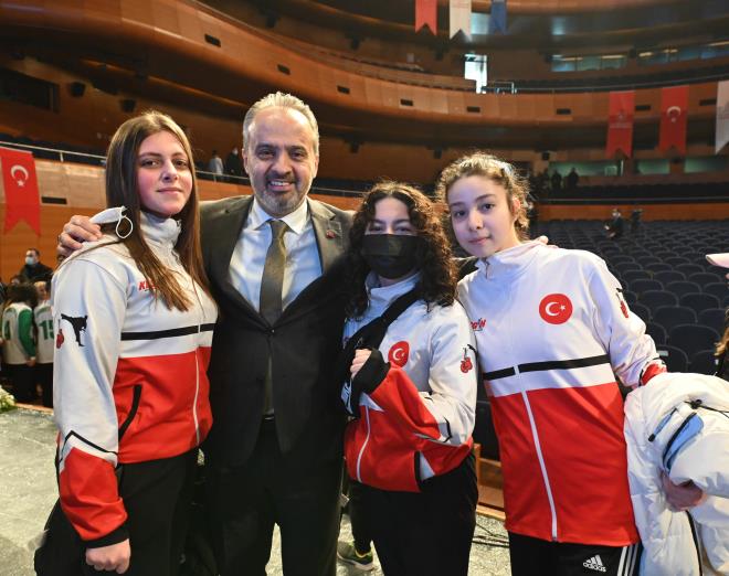 Ortak payda Bursaspor&#8232;<br>Sporcularn ve kulplerin baarlarnn katlanarak artmasn arzuladklarn dile getiren Bakan Akta, 'Bursa sanayisi, tarm, doasyla mehur oluduu gibi ampiyon Bursaspor'un da ehridir. nallah nmzde kongremiz var. Bu sene ligde kalyoruz. Bursaspor'u eski baarlarna ulam ekilde tekrar herkese gstereceiz. Kulplerimizin renkleri farkl olabilir ama bizler yeil beyaza gnl vermi ehiriz. Ortak paydamz Bursaspor'dur. Kulplerimize tekrar baarlar diliyorum' diye konutu.&#8232;