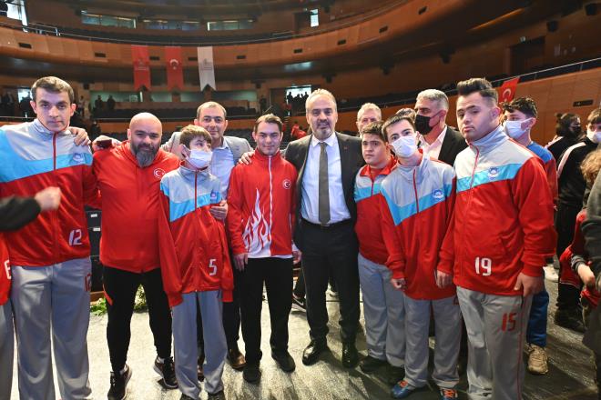 Konumalarn ardndan Bakan Dr. Mehmet Muharrem Kasapolu ve Bakan Alinur Akta'n yan sra protokol yeleri tarafndan amatr spor kulplerine temsili yardm ekleri teslim edildi ve hatra fotoraf ekildi.