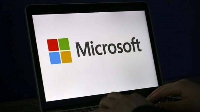 ABD'li teknoloji irketi Microsoft, Rusya'daki tm rn ve hizmet satlarn askya aldn duyurdu.    Microsoft Bakan Brad Smith, konuya ilikin blog yazsnda, Ukrayna'daki savatan znt duyduklarn ve Rusya'nn "haksz, sebepsiz ve hukuksuz igalini" knadklarn belirtti.    Smith, "Bugn Rusya'da Microsoft rn ve hizmetlerinin tm yeni satlarn askya alacamz duyuruyoruz." ifadesini kulland.    ABD, Avrupa Birlii (AB) ve ngiltere hkmetleriyle koordinasyon iinde olduklarna iaret eden Smith, hkmetlerin yaptrm kararlarna uygun olarak Rusya'daki ilerinin birok ksmn durdurduklarn kaydetti.    Microsoft, hafta banda, Rusya'nn Ukrayna'ya ynelik saldrsna tepki olarak Rus devlet televizyon a RT'nin mobil uygulamalarn Windows App Store'dan kaldracan ve Rus devlet destekli medyadaki reklamlar yasaklayacan duyurmutu.