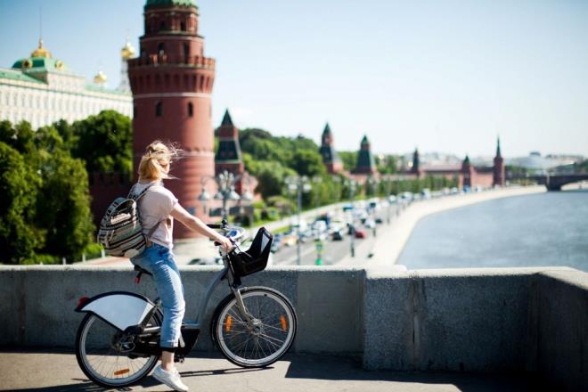 Avrupa'nn en byk havayolu irketi Lufthansa, zellikle Asya turlarnn fiyatlarnn her geen gn arttn belirtirken, CFO Remco Steenbergen, yakt fiyatlarndaki ve dier maliyetlerdeki art dengelemek iin taycnn bilet fiyatlarn artrmas gerekeceini syledi.    cretlerdeki artn talebin dmesine yol aabilecei bildirilirken, bunun pandemi kaynakl kayplar telafi etmek iin mcadele eden bir endstri iin kt haber anlamna geldiinin alt izildi.