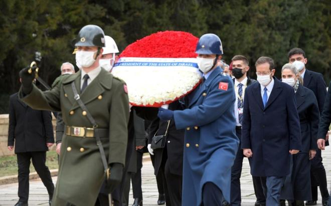 srail Cumhurbakan, Ankara?ya gelmesinin ardndan Antkabiri ziyaret ederek mozoleye iek brakt.