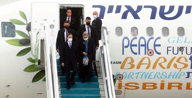 srail'de 23 Mart 2021'de yaplan erken seim sonras koalisyon grmeleri uzun sre devam etmiti.    Naftali Bennett liderliindeki koalisyon hkmeti, 13 Haziran 2021'de gvenoyu ald.    Netanyahu, 12 yldr srdrd babakanlk grevini 14 Haziran'da halefi Bennett'e devretti.