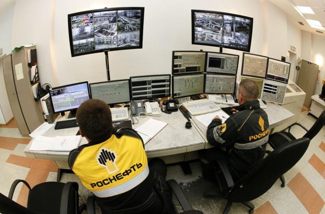 Dnya ekonomisi, Covid-19'daki duraklamadan k ve artan talebin karlanmas iin retimin artrlmas nedeniyle zaten hzl bir ekilde ykseliyordu.    Uluslararas petrol irketleri son iki ylda yatrmlarn ksmt. imdi tccarlar, ABD ve Suudi Arabistan ile birlikte en byk  petrol reticisinden biri olan Rusya'nn devre d braklacan umarak, ham petrol fiyatlarn yllardr grlmemi seviyelere ykseltiyor.