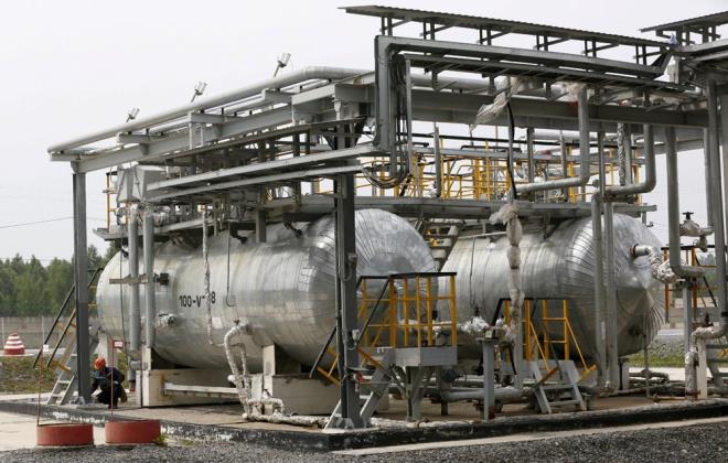 ENERJ FYATLARINDAK ARTI DEVAM EDECEK    Kremlin Ukrayna?ya saldrmadan nce, Rusya dnyann tkettii her 10 varil petrolden birini salyordu. Ancak, ABD ve dier lkelerin Rus ham petroln yasaklamas nedeniyle kresel petrol piyasas 1970'lerin Ortadou kargaasndan bu yana en byk krizle kar karya kalacak.    Rusya'nn gnlk ortalama be milyon varillik ihracatn hzla deitirecek ok az alternatif olduundan, enerji fiyatlarndaki art muhtemelen atma devam ettii srece devam edecek.