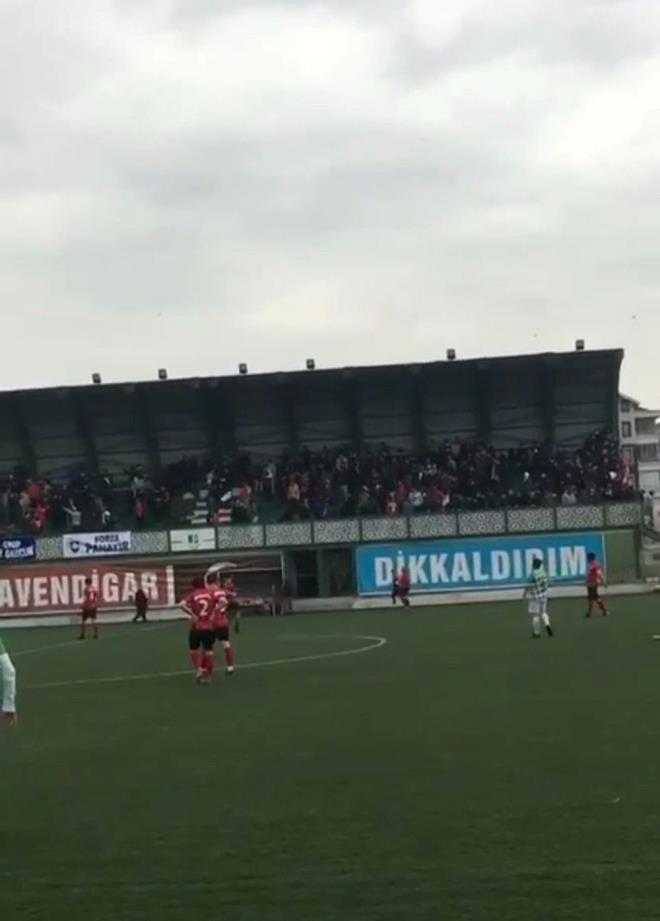 Olaylar nedeniyle hakem ma durdurarak futbolcularla birlikte soyunma odasna gitti.