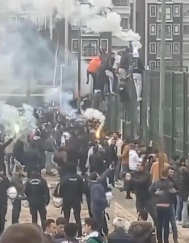 Blgesel Amatr Lig'de mcadele eden Mudanyaspor ile Panayrspor arasnda oynanan mata taraftarlar arasnda henz bilinmeyen bir nedenden dolay kavga kt.