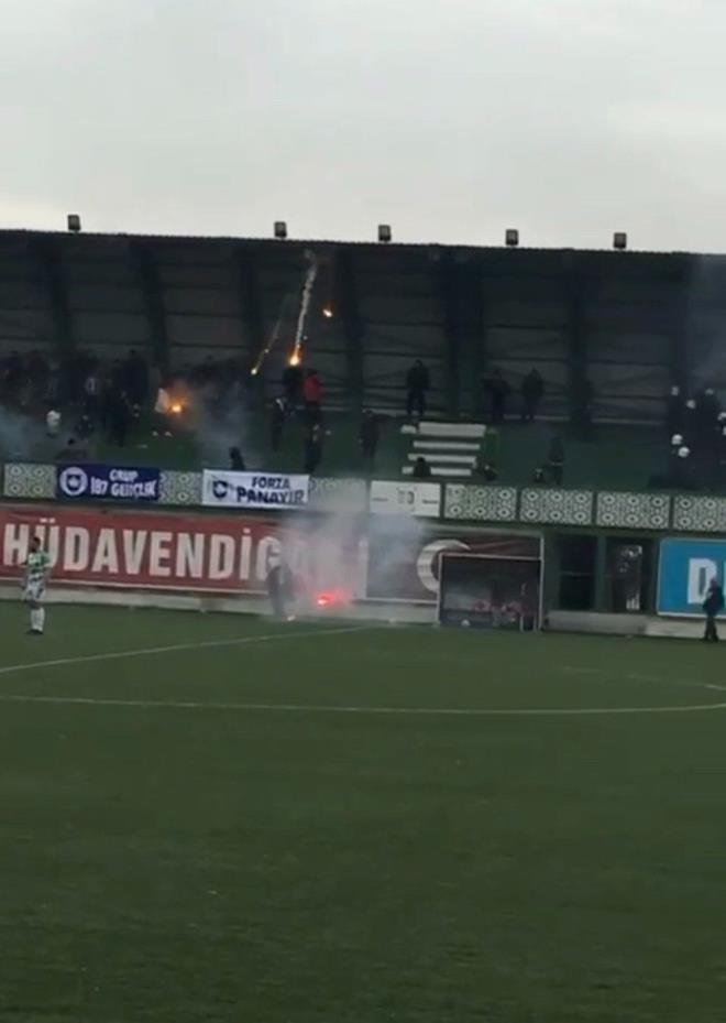 Tribnlerin fieklerle krmzya boyanmas dikkat ekti.