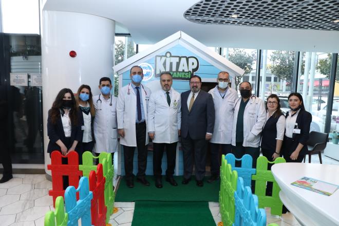 B�y�k�ehir Belediyesi'nin 'kitap okuma al��kanl���n�n art�r�lmas� amac�yla' kente yeni k�t�phaneler kazand�r�lmas�, 22 bin kitapl�k dijital k�t�phanenin halka a��lmas�, a��k hava k�t�phanelerinin kurulmas� ve k�t�phaneden kitap alanlara �cretsiz toplu ta��ma bileti verilmesi gibi uygulamalar�n�n yan�nda gibi Kitap Eczanesi projesi de b�y�k ilgi g�r�yor. Hedef kitlesi 0-12 ya� grubu olan ve ilk olarak ge�ti�imiz y�l Bursa �ehir Hastanesi'nde hayata ge�irilen Kitap Eczanesi, G�rsu C�neyt Y�ld�z Devlet Hastanesi'nin ard�ndan �imdi de Medicana Bursa Hastanesi?nde a��ld�. Proje kapsam�nda tedavi i�in hastaneye gelen �ocuklar, doktorlar taraf�ndan tedavinin ard�ndan kitap okumaya y�nlendiriliyor. �ocuklara tedavileri i�in gerekli ila�lar� yazan doktorlar, ilave olarak da �ocuk ad�na d�zenlenen bir kitap re�etesi veriyor. Bu re�ete ile hastane i�erisindeki Kitap Eczanesi?ne gelen �ocuklar, kendi ya� gruplar�na g�re istedikleri hikaye kitaplar�n� �cretsiz al�yor.