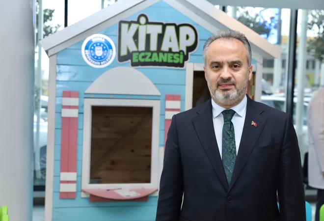 Bursa B�y�k�ehir Belediyesi'nin 'T�rkiye'de bir ilk olarak' ge�en y�l Bursa �ehir Hastanesi'nde ba�latt��� Kitap Eczanesi uygulamas�na Medicana Bursa Hastanesi de kat�ld�. Doktorlar, muayene ettikleri �ocuklara re�eteyle kitap yazarken; hastane i�erisindeki eczaneye gelen �ocuklar, istedikleri masal kitab�n� �cretsiz al�yor.