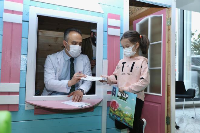 Medicana Bursa Hastanesi �ocuk Sa�l��� ve Hastal�klar� Uzman� Prof.Dr. Metin Demirkaya da �ocuklar�n fiziksel sa�l�klar�n�n yan�nda ruhsal geli�imi i�in kitaplar�n b�y�k �nem ta��d���n� belirterek, b�yle bir projeye imza atan B�y�k�ehir Belediyesi'ne te�ekk�r etti.