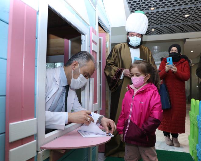 �la�lar kadar faydal�<br>  Medicana Bursa Hastanesi Genel M�d�r� Dr. Remzi Kar�� ise b�ylesi �rnek bir projede yer alman�n kendilerini mutlu etti�ini s�yledi. Okuma al��kanl���n�n k���k ya�larda kazan�lmas�n�n �ok �nemli oldu�unu dile getiren Kar��, 'Kitaplar, �ocuklar�n hayal d�nyas�n� ve konu�ma becerisini geli�tirir. Kitap okumak, kelime da�arc���n�n zenginle�mesini sa�larken, merak duygular�n� ise besliyor. �ocuklar kitaplar� doktorun verdi�i re�ete kar��l���nda ald�klar� i�in kitap okuman�n ila�lar kadar faydal� oldu�u konusunda bilin�lenecek. Anne-babalardan da yo�un ilgi g�rd�k ve iyi d�n��ler ald�k. Medicana sa�l�k grubu olarak her zaman e�itimin yan�nday�z' diye konu�tu.