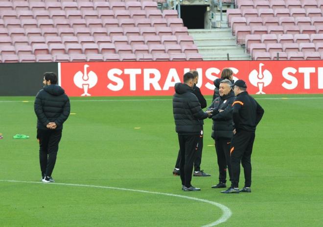 Galatasaray'da Barcelona'ya getirilmeyen Arda Turan dnda takmdaki tm futbolcular, antrenmana katld.