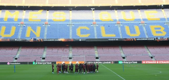 Nou Camp'ta yarn akam TS 23.00'te tekrar sahaya kacak Barcelona ve Galatasaray'n man Fransz hakem Benoit Bastien ynetecek.