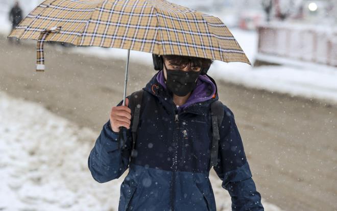 STANBUL, Ankara, Bursa, Balkesir bata olmak zere bir ok il son 35 yln en youn mart karna hazrlanyor. stanbul'daki tm kurumlar karla mcadele iin alarma geirilirken, havayola irketleri yarnki uularn ertelemeye balad. stanbul Valilii de okullar 10 Mart 2022 Perembe gnnden 14 Mart 2022 pazartesi gnne kadar tatil etti. stanbul'da hava scakl Sibirya souklar ile hissedilir ekilde derken kar ya kuzey ilelerinde balad. stanbul Bykehir Belediyesi beklenen 5 gnlk kar ya iin metro seferlerinde dzenleme yapt. Kar ya sadece stanbul'u deil, Bursa, Balkesir, Kocaeli, Ankara, Kayseri, Sivas bata olmak zere yurdun byk bir kesimini etkileyecek. Meteorolojinin yaynlad son hava durumu tahminine gre de bu ya nmzdeki haftaya sarkacak. te son hava durumu tahmini ve uyarlar: