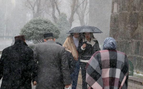 Trkiye son 35 yln en souk ve youn kar yana hazrlanyor. Kar ya bugn yurda giri yapt. lk etkisini de kuzey blgelerde gsteriyor. stanbul, Edirne, Krklareli, Bolu'da sulu kar ya balad. Sulu kar ya gece Sibirya souklar ile snn daha da dmesi ile yerini etkili bir kar yana brakacak. Kar ya 10 Mart Perembe gn Marmara,  Anadolu ve Dou Anadolu illerinde ok kuvvetli olacak. Dou Karadeniz'de ise sulu kar ile balayp cuma gn kara evirecek. Kar ya nmzdeki 5 gn kuvvetli bir ekilde ara vermeden srecek.