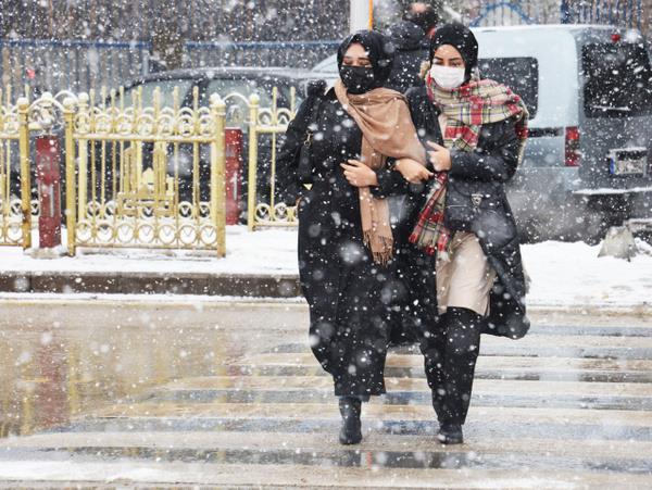 BB metro seferlerinde dzenleme yapt  THY'de yarn iin onlarca sefer iptal edilirken, BB'den de yeni kararlar geliyor. Metro stanbul da 13 Mart'a kadar sefer saatlerinin uzatldn duyurdu. Aklamada yle denildi:<br>  "stanbul'da beklenen kar ya nedeniyle 9 Mart aramba gnnden, 13 Mart Pazar gnne kadar M1, M2, M3, M4, M5, M6, M7, M9 metro, F1 fnikler ve T1, T4, T5 tramvay hatlarmzda seferlerimiz 02.00?ye kadar uzatlmtr."