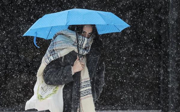 Sibirya souklar : Youn kar ya Sibirya souklar ile birlikte geldi. Scaklklar i ve bat kesimlerde yala birlikte 10 derece inerek mevsim normallerinin altna decek. Ar souklar ve tipi sebebiyle buzlanma, don olaylar bekleniyor. Kar ya ise iddetli rzgarla zaman zaman tipiye evirecek.