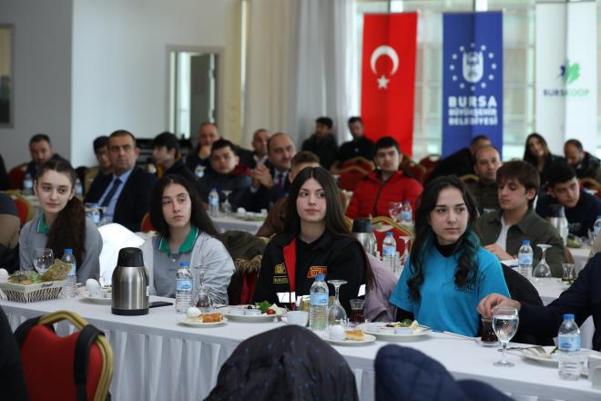 Ticaret l Mdr smail Aslanlar da Bursa?da 358 kooperatif olduunu, 3 tane eitim kooperatifinden sadece BURSKOOP?un rencilerine burs verdiini, bu anlamda Bursa'da bir ilk olduunu syledi. Kurulu aamasnda srecin iinde olduklarn hatrlatan Aslanlar, BURSKOOP'un baarl olmas iin Bakanlk olarak ellerinden gelen destei vereceklerini de szlerine ekledi.