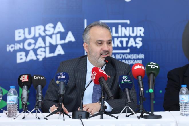 Liselilere de burs mjdesi  Uygulamann bu eitim dneminin ikinci yarsna yetitiini, bu nedenle Mart - Nisan- Mays ve Haziran aylarn kapsayacak ekilde 4 ay burs verileceini ifade eden Bakan Akta, nmzdeki eitim dneminde ise burslarn her iki dnemi de kapsayacak ekilde 8 ay verileceini vurgulad. Bylece bir renciye ylda 4 bin TL burs destei salanacan dile getiren Bakan Akta, burs desteinden 3 bin rencinin yararlanacan, bu saynn duruma gre daha da artabileceini kaydetti. Konumasnda lise rencilerine de burs mjdesi veren Bakan Akta, 'lk etapta niversite rencilerini kapsayacak olan projeye nmzdeki srete meslek lisesi rencilerini de dahil edeceiz. Bu konuda sanayicilerimizle de grtk. Sanayinin ihtiyac olan blmleri tercih eden rencilere ynelik desteimiz olacak. Bu konuda burs destei verilecek blmlerin belirlenmesi noktasndaki almalarmz devam ediyor. Ayrca hayrseverlerimizle grmelerimiz de devam ediyor. Srece onlarn nemli katklar olacak. Belediye itiraklerimiz srecin iinde olacak. Rakamlar da effaf bir ekilde kamuoyu ile paylaacaz. Kooperatifin sekretarya ilemleri iin gerekli tm ihtiyalar belediyemiz tarafndan karlayacak. Dolaysyla gelen her ba son kuruuna kadar rencilerimize aktrlacak. Ben hayrseverlerimizin kooperatife desteini bekliyor ve kooperatifimizin hayrl olmasn diliyorum' diye konutu.