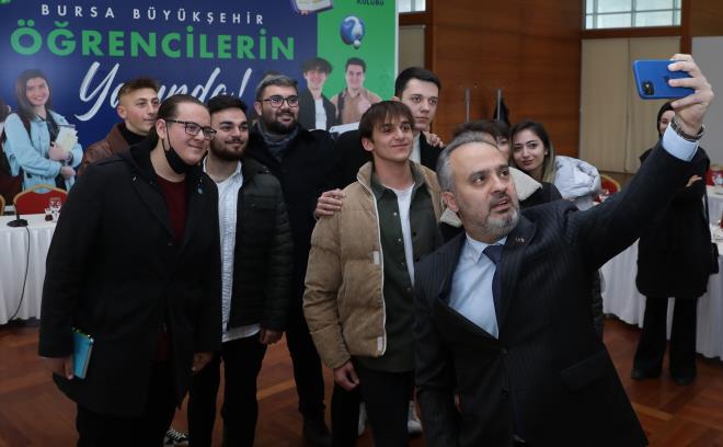 Ana Kuca Eitim Merkezleri ile okul ncesi eitimden BUSMEK ile hayat boyu renmeye kadar eitimin her kademesinde nemli yatrmlar hayata geiren Bursa Bykehir Belediyesi, Bursa?da bir ilki hayata geirerek, Trkiye'ye model olabilecek bir projeye daha imza att. cretsiz niversite hazrlk kurslar, tercih danmanlk hizmetleri, barnma sorununa zm, su ve ulam fiyatlarnda indirim, genlik merkezleri ve millet kraathaneleri ile zellikle niversite rencilerine byk kolaylklar salayan Bykehir Belediyesi, imdi de burs vererek niversite rencileri ve ailelerini ekonomik olarak destekleyecek. Bu konudaki hukuki her trl almay tamamlayan Bykehir Belediyesi, yaklak 1 yl sren hazrlklarn ardndan ksa ad 'BURSKOOP' olan Snrl Sorumlu Bursa Kalknma ve Eitim Kooperatifi'ni kurdu. Getiimiz yl Ekim aynda Bursa Ticaret Sicil l Mdrl'ne tescil ettirilen BURSKOOP, bu aydan itibaren 4 ay boyunca niversite rencilerine 500'er TL burs verecek. Yeni eitim dnemiyle birlikte yllk bazda da burs destei 8 ay srecek ve ilk etapta projeden 3 bin rencinin yararlanmas hedefleniyor. Burs desteinden Bursa'da ikamet eden ailelerin ocuklar yararlanabilecek. Burs destei almak isteyen renciler, bavurularn burs.bbbgenclikkulubu.com adresi zerinden online yapacak.