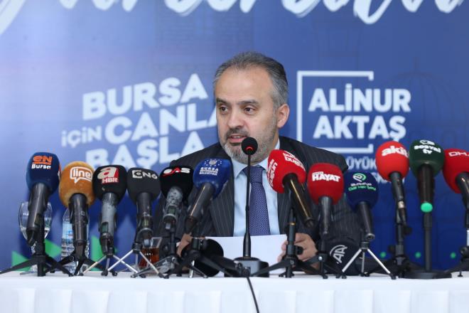 rnek proje<br>  Bursa Bykehir Belediye Bakan Alinur Akta, Bursa?da bir ilk olan ve Trkiye?ye de model olacak projeyi, Atatrk Kongre ve Kltr Merkezi?nde dzenlendii basn toplants ile kamuoyuna duyurdu. Toplantya Bursa Teknik niversitesi Rektr Prof. Dr. Arif Karademir, l Milli Eitim Mdr Serkan Gr, Ticaret l Mdr smail Aslanlar, Ticaret Bakanl Ba Mfettii Yusuf stn, AK Parti Bursa l Bakan Yardmcs Nureddin Arif Kurtulmular ile lise ve niversiteli genler katld. Genlerin, yarnlarn teminat olduunu ve yarnlar nemsemenin ancak genlere verilen deerle mmkn olacan belirten Bykehir Belediye Bakan Alinur Akta, 2009 ylna kadar belediyeler tarafndan burs verildiini ancak CHP'nin konuyu yargya tamasyla uygulamann Dantay kararyla yasaklandn hatrlatt. O gnden bu yana bireysel olarak rencilere burs noktasnda destekleri olduunu ancak konuyu kurumsal bir yapya kavuturmak amacyla da almalarnn devam ettiini hatrlatan Bakan Akta, 'Burs konusu hi gndeminizden dmedi. Biz bu konuyu bir kooperatif ats altnda zebileceimizi grdk. Bursa'da bir ilki gerekletirdik. Burs veren ilk eitim kooperatifiyiz. Bu kooperatif ile niversitede eitim gren Bursal genlerimizin eitim gereksinimlerine katk sunacaz' dedi.