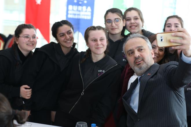 l Milli Eitim Mdr Serkan Gr de projeye lise rencilerinin de dahil edilecek olmasnn ok sevindirici olduunu belirterek, 'Trkiye'de mesleki ve teknik eitim glenirse, retim glenir ve Trkiye glenir. O yzden meslek lisesinde okuyan rencinin glenmesi, Trkiye'nin glenmesi anlamn tayacak. Bykehir Belediyemiz Trkiye'de bir ilki yapyor ve mesleki ve teknik eitim zelinde burs veriyor. Bu destekleri nedeniyle Bakanmza ok teekkr ediyorum' dedi.