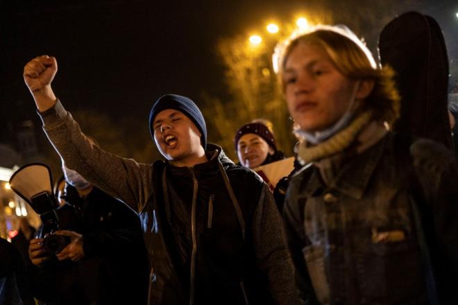 14 BN K PROTESTOLARA KATILDII N GZALTINDA    Kadnn, Moskova?nn metro sisteminde aktif olan yz tanma yazlm tarafndan tespit edildiine inanyor ve mahkeme durumasnda, tweet'ini ieren ve yetkililerin tweet'i yaynladktan hemen sonra ekran grntsn aldklarn gsteren bir belge sunuldu.    Rusya merkezli insan haklar rgt OVD-Info'ya gre, Ukrayna?ya saldrlarn  iki hafta nce balamasndan bu yana Rusya genelinde yaklak 14 bin kii, esas olarak protestolara katldklar iin gzaltna alnd. imdiye kadar, ou birka saat veya gn boyunca tutuldu.