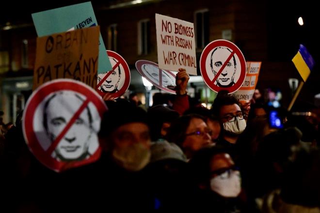 Sava kart Rus protestocularn sosyal medyada kulland kodlar deifre oldu: 14 bin kii gzaltnda - 8  SOSYAL MEDYADAN GZALTILAR    BBC News, Rusya?da yalnzca sosyal medya faaliyetlerine dayanan dier gzaltlar aratrd. Bu gzaltlar arasnda 24 ubat'ta, "Uzun zamandr meydanda  yrmedim" yazan ve  daha ak bir miting ars ieren baka bir hesabn tweetini alntlayan bir kadn da yer alyor. BBC, kadnn be gn sonra metroya binerken tutuklandn yazd.