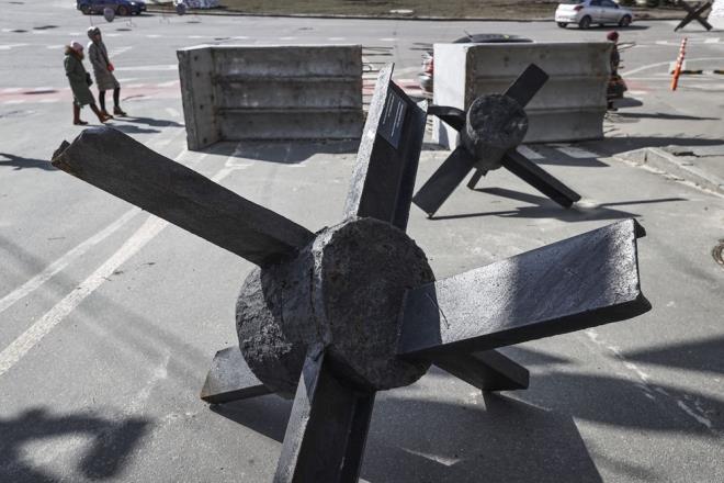 Ukraynallar bulabildikleri her malzemeyle olas saldrlarda Rus zrhllar ve tanklarn engellemek iin yollara barikatlar kurdu.