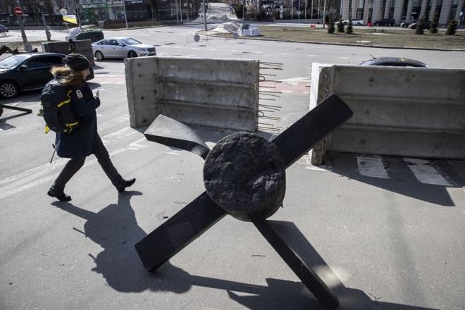 Nazilere kar kullanlan bu anti tank kirpileriyle Kiev?e girmeleri halinde bu kez de Rus tanklar ve zrhllar engellenmeye allacak.