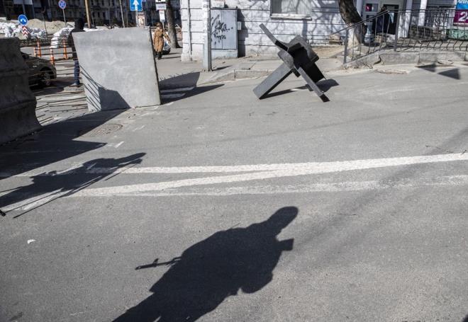 Ukrayna ynetimi, Rus glerinin olas saldrs nedeniyle bakent Kiev?in savunulmas iin ellerindeki tm malzemeleri kullanmaya alyor.