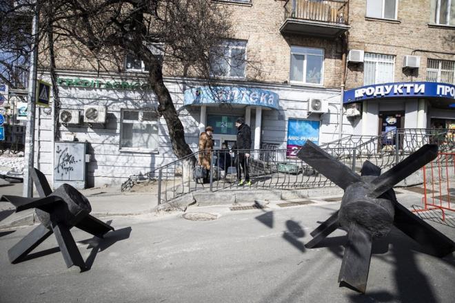 Kiev?e giden ana yollarn yan sra kentteki hemen hemen her sokakta alnan olaanst nlemler dikkati ekiyor.