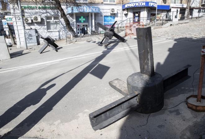 kinci Dnya Sava'nda Nazi tanklarn engellemek iin kullanlan ve Kiev Mzesi'nde sergilenen demir kirpiler yeniden bakentin sokaklarna yerletirildi.